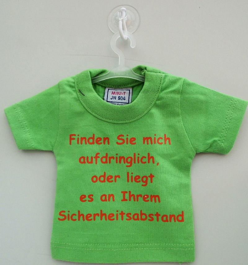 Mini T-Shirt Grün mit Spruch Saugnapf und Bügel für PKW, Wohnmobil oder Wohnwagen