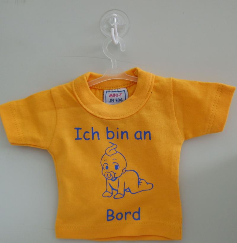 Mini T-Shirt Gelb mit Spruch Saugnapf und Bügel für PKW, Wohnmobil oder Wohnwagen